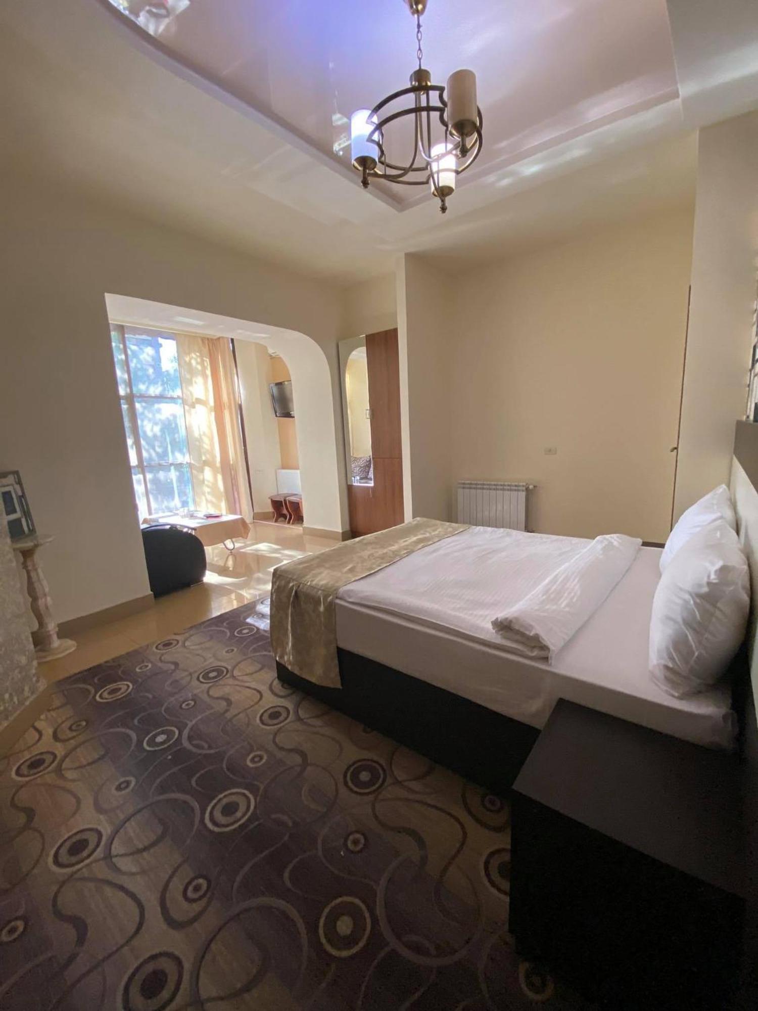 Sayat Nova Apartment Yerevan Bagian luar foto